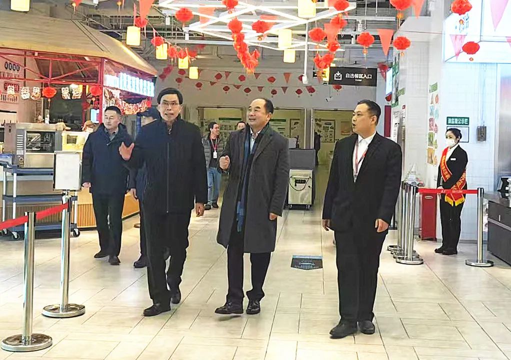 春節(jié)前，薦世新董事長(zhǎng)和集團(tuán)各大區(qū)領(lǐng)導(dǎo)前往餐廳檢查走訪
